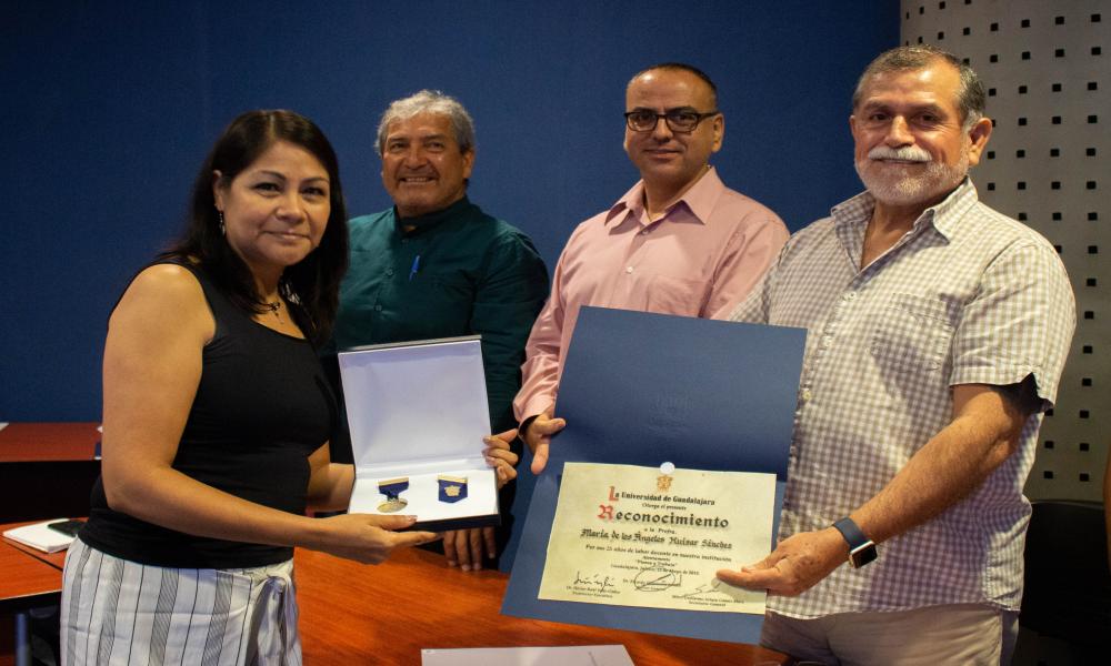 La Universidad de Guadalajara distinguió a docentes del CUCosta por su trayectoria académica de 20, 25, y 30 años de servicio en la docencia.