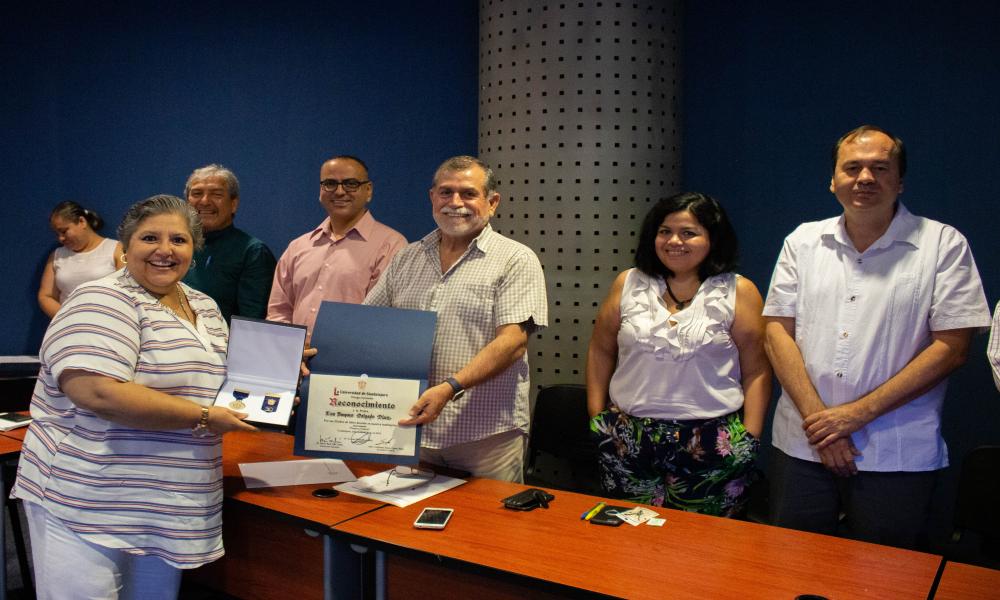 La Universidad de Guadalajara distinguió a docentes del CUCosta por su trayectoria académica de 20, 25, y 30 años de servicio en la docencia.