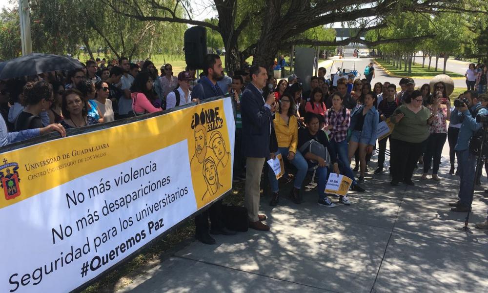 Paran labores en protesta por desaparición de estudiantes