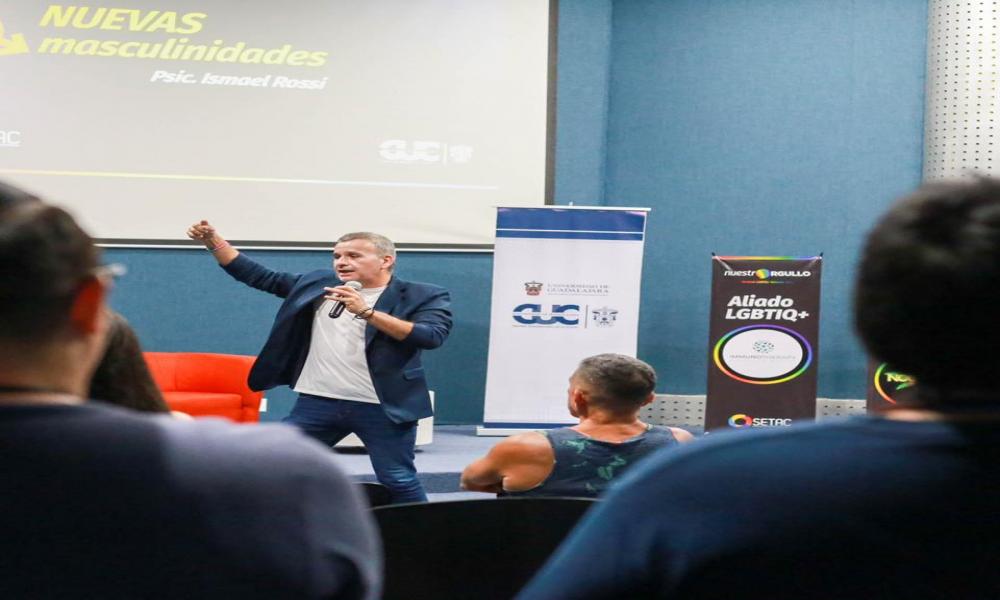 Izan bandera de la comunidad de la diversidad sexual en CUCosta