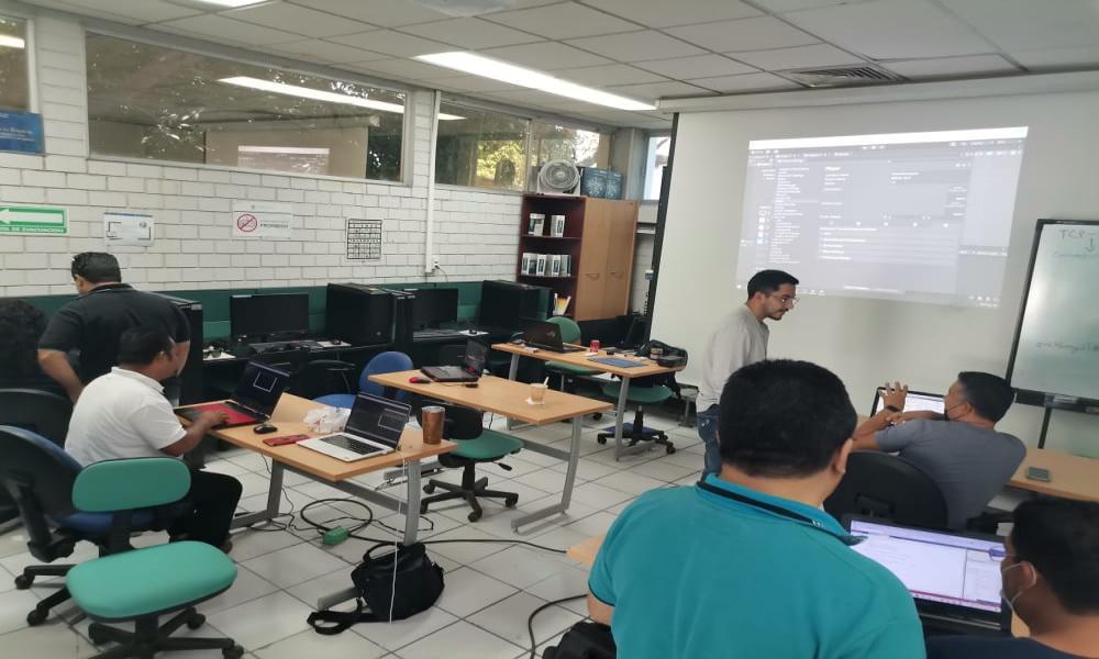 Realizan actualización tecnológica para maestros y alumnos del CUCosta