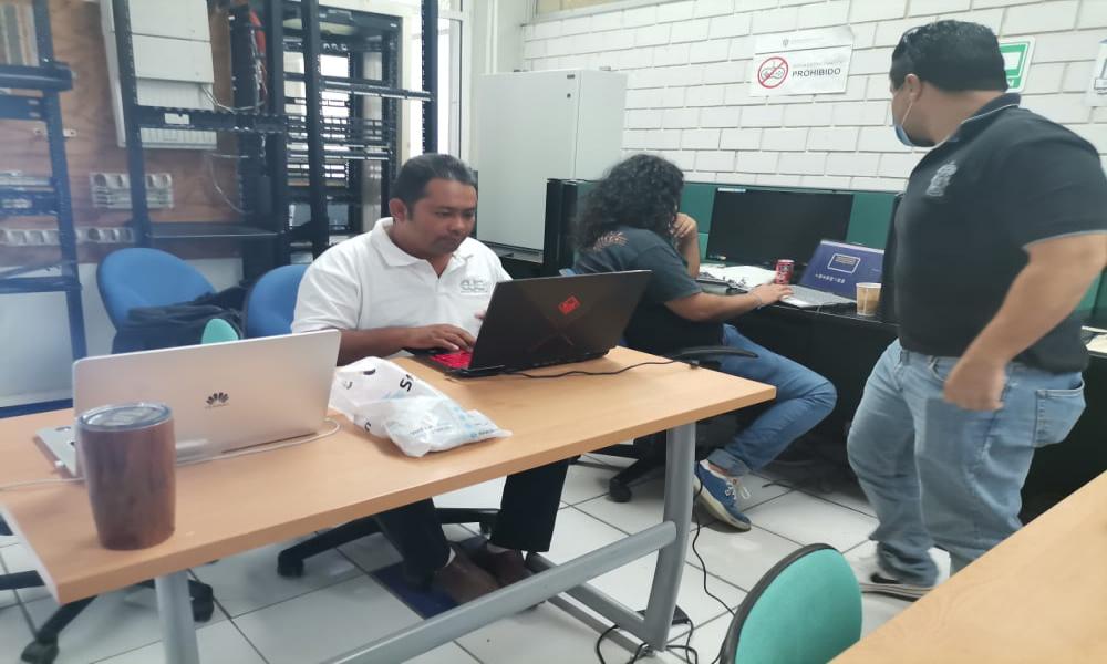 Realizan actualización tecnológica para maestros y alumnos del CUCosta