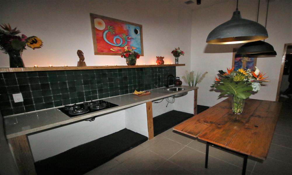 Universitarios del CUCosta entregan “Casa Violeta” en Los Llanitos