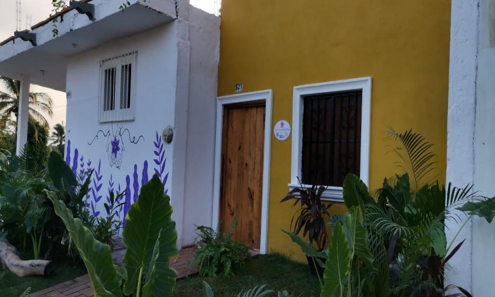 Universitarios del CUCosta entregan “Casa Violeta” en Los Llanitos