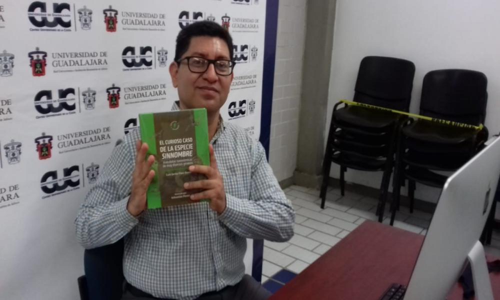 Presenta el Dr. Javier Plata Rosas su libro “El Curioso Caso de la Especie Sin Nombre”