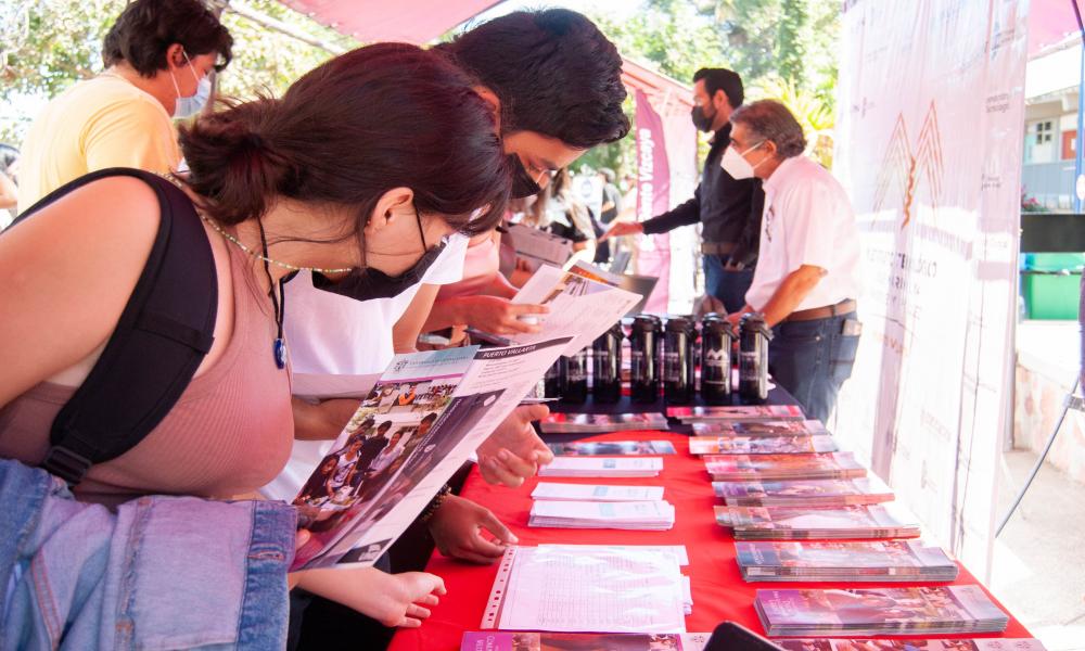 Alumnos de la Preparatoria Regional conocen oferta académica del CUCosta 