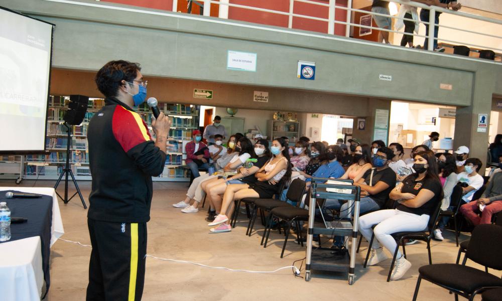 Alumnos de la Preparatoria Regional conocen oferta académica del CUCosta 