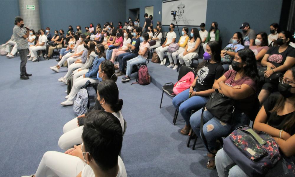 Exponen alumnos de Arquitectura proyectos presentados concursos