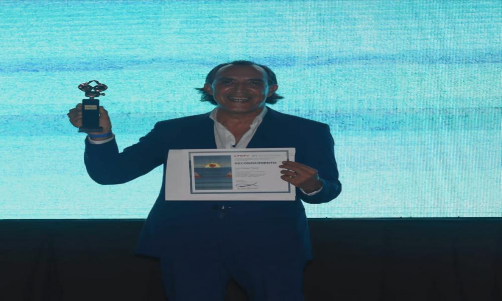 Recibe Luis Felipe Tovar, el galardón La Iguana de Oro