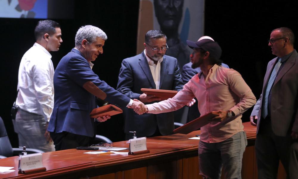 Recibe CUCosta Presea al Servicio Social Irene Robleado García en beneficio de la sociedad