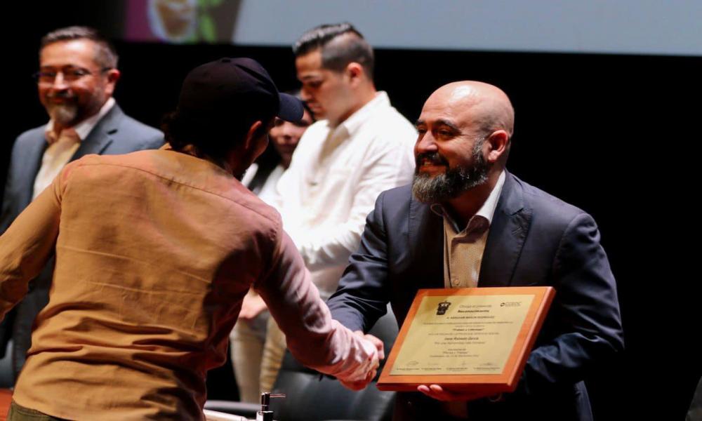 Recibe CUCosta Presea al Servicio Social Irene Robleado García en beneficio de la sociedad