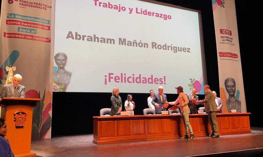 Recibe CUCosta Presea al Servicio Social Irene Robleado García en beneficio de la sociedad