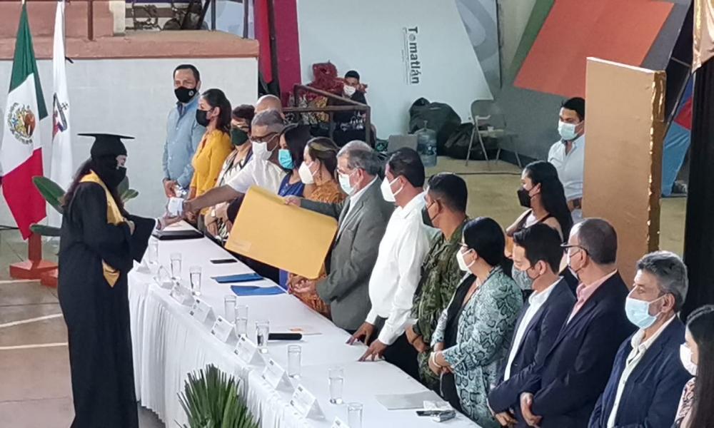 Se gradúan 1,111 estudiantes de tres calendarios escolares en CUCosta