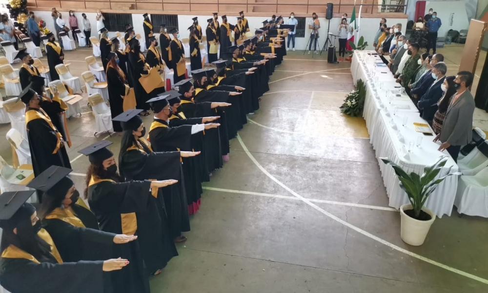 Se gradúan 1,111 estudiantes de tres calendarios escolares en CUCosta