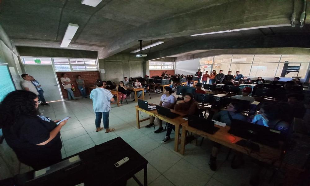 Ofrece Unidad de Vinculación información en preparatorias sobre oferta académica de CUCosta