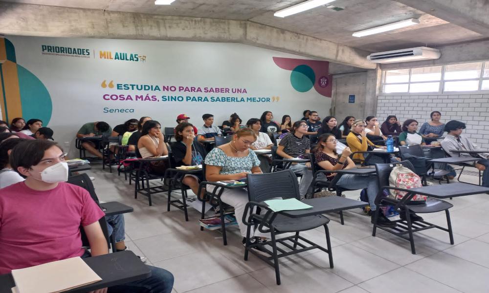 Ofrece Unidad de Vinculación información en preparatorias sobre oferta académica de CUCosta