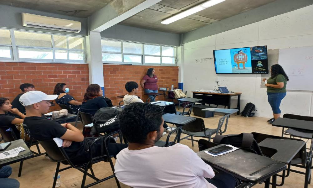 Ofrece Unidad de Vinculación información en preparatorias sobre oferta académica de CUCosta