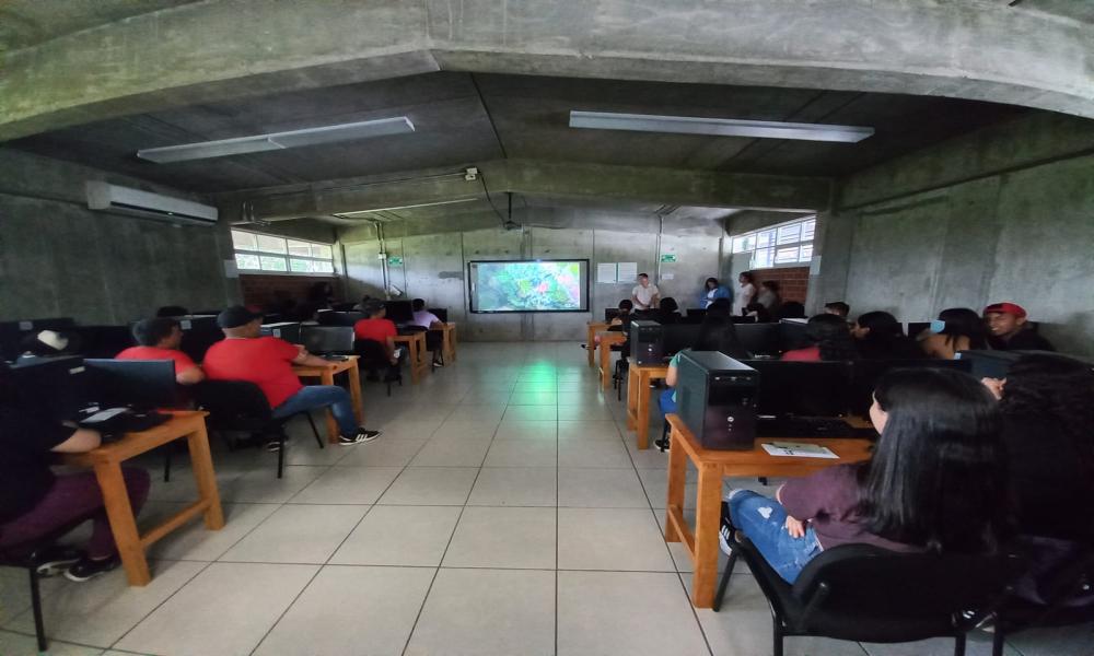 Ofrece Unidad de Vinculación información en preparatorias sobre oferta académica de CUCosta