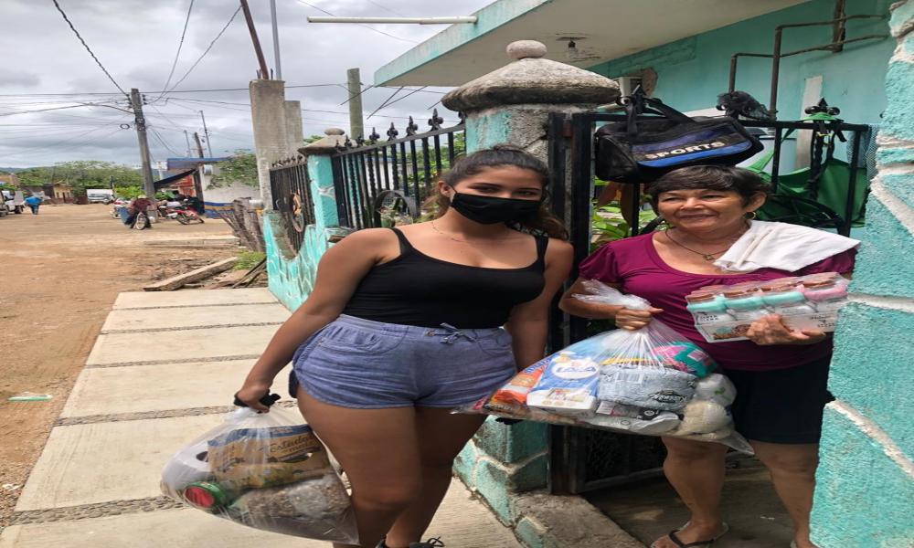 Lleva BioAmigos despensas y ropa a familias de estudiantes del CUCosta