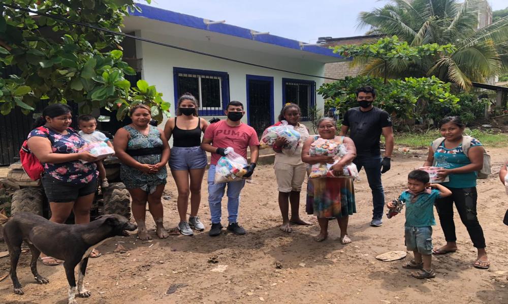 Lleva BioAmigos despensas y ropa a familias de estudiantes del CUCosta