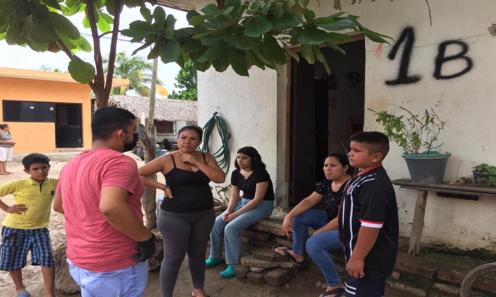 Lleva BioAmigos despensas y ropa a familias de estudiantes del CUCosta