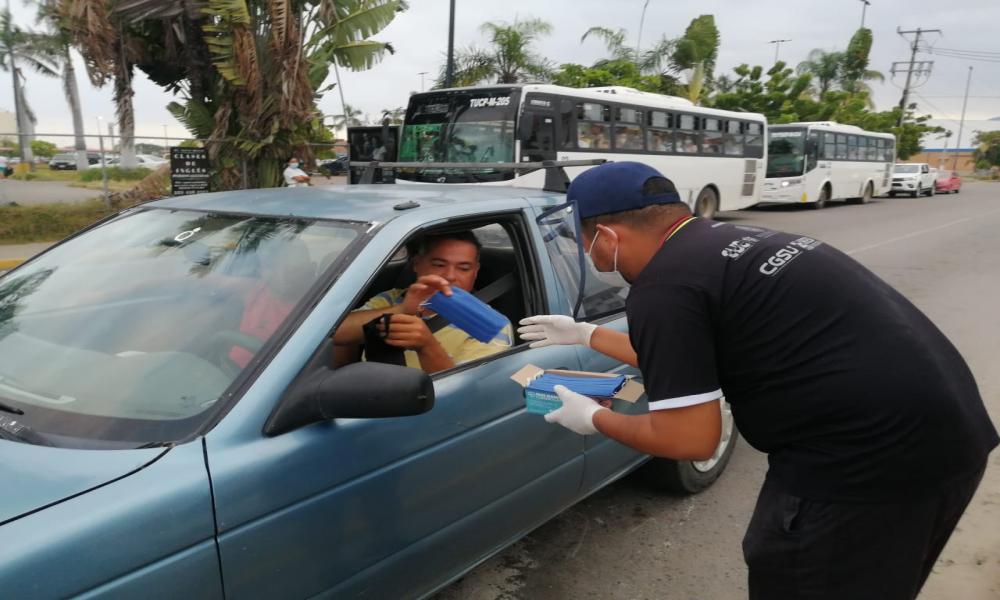 Entrega comunidad universitaria cubre-bocas a ciudadanos en cruceros viales