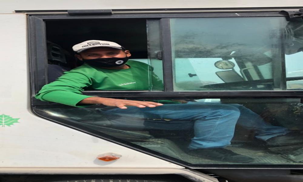 Entregan brigadistas de CUCosta cubrebocas en cruceros viales de la ciudad