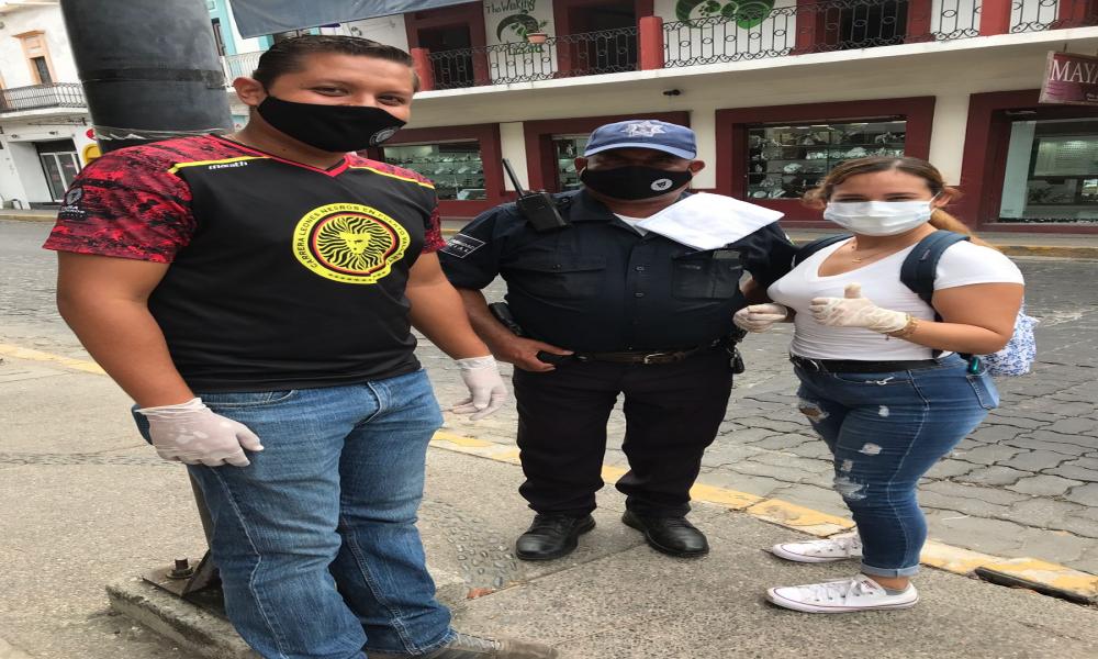 Entregan brigadistas de CUCosta cubrebocas en cruceros viales de la ciudad