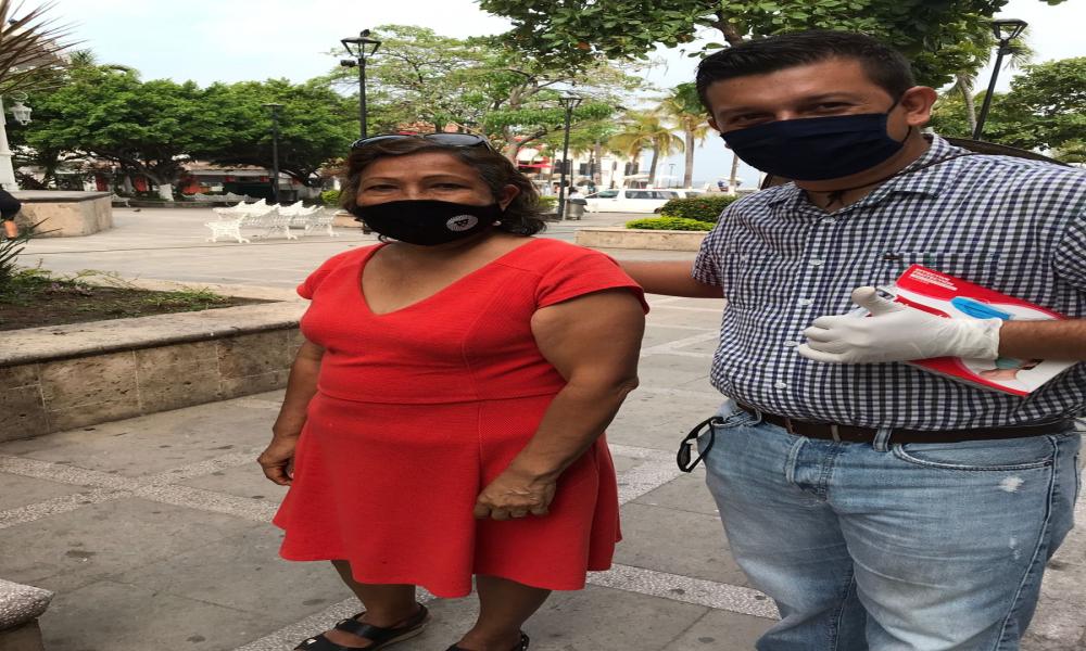 Entregan brigadistas de CUCosta cubrebocas en cruceros viales de la ciudad