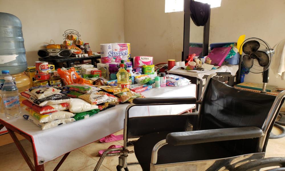 Entregan universitarios del CUCosta apoyos a Violeta en Ixtapa