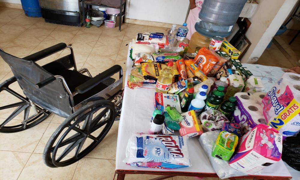 Entregan universitarios del CUCosta apoyos a Violeta en Ixtapa