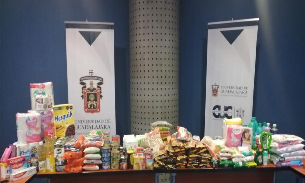 Entregan universitarios del CUCosta apoyos a Violeta en Ixtapa