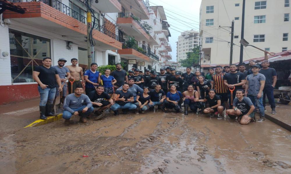 Apoyan universitarios del CUCosta en labores de limpieza