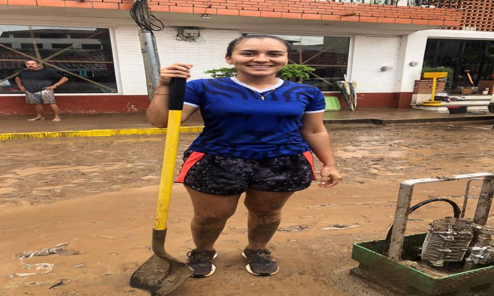 Apoyan universitarios del CUCosta en labores de limpieza