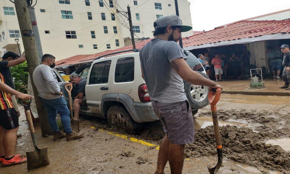 Apoyan universitarios del CUCosta en labores de limpieza