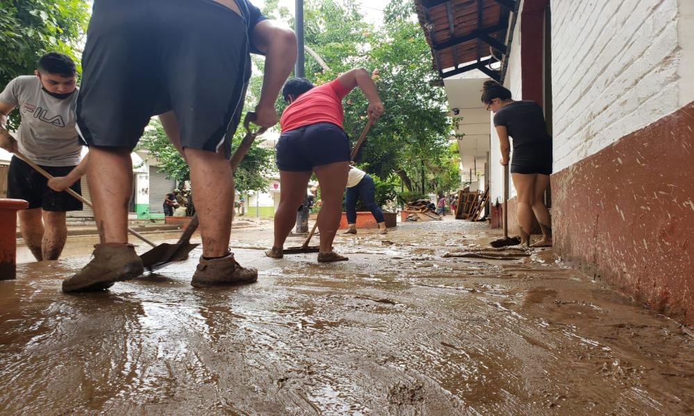 Apoyan universitarios del CUCosta en labores de limpieza