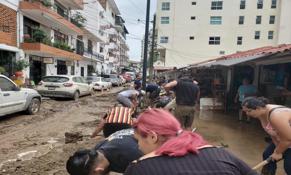 Apoyan universitarios del CUCosta en labores de limpieza