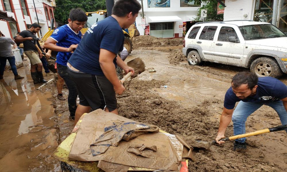 Apoyan universitarios del CUCosta en labores de limpieza