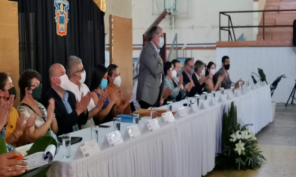 Se gradúan 1,111 estudiantes de tres calendarios escolares en CUCosta