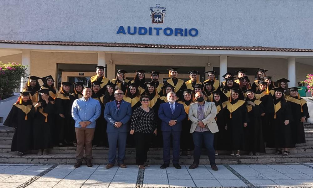 Se gradúan 1,111 estudiantes de tres calendarios escolares en CUCosta