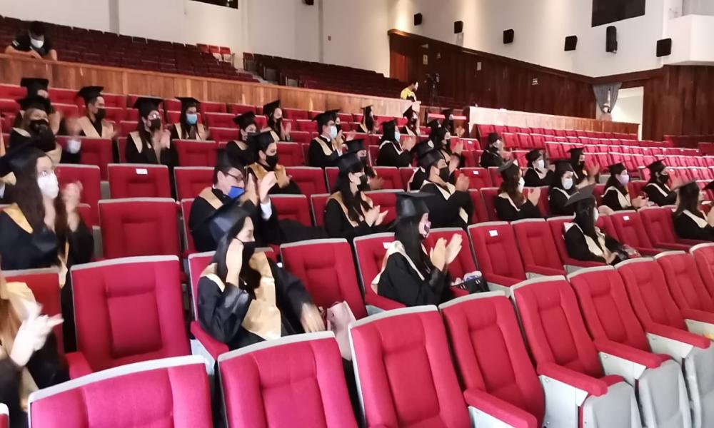 Se gradúan 1,111 estudiantes de tres calendarios escolares en CUCosta