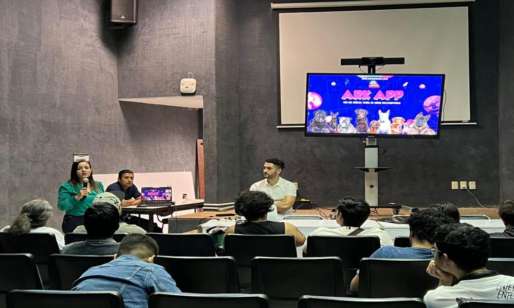 Reúnen a empresarios en tecnologías con estudiantes de carreras afines en el CUCosta