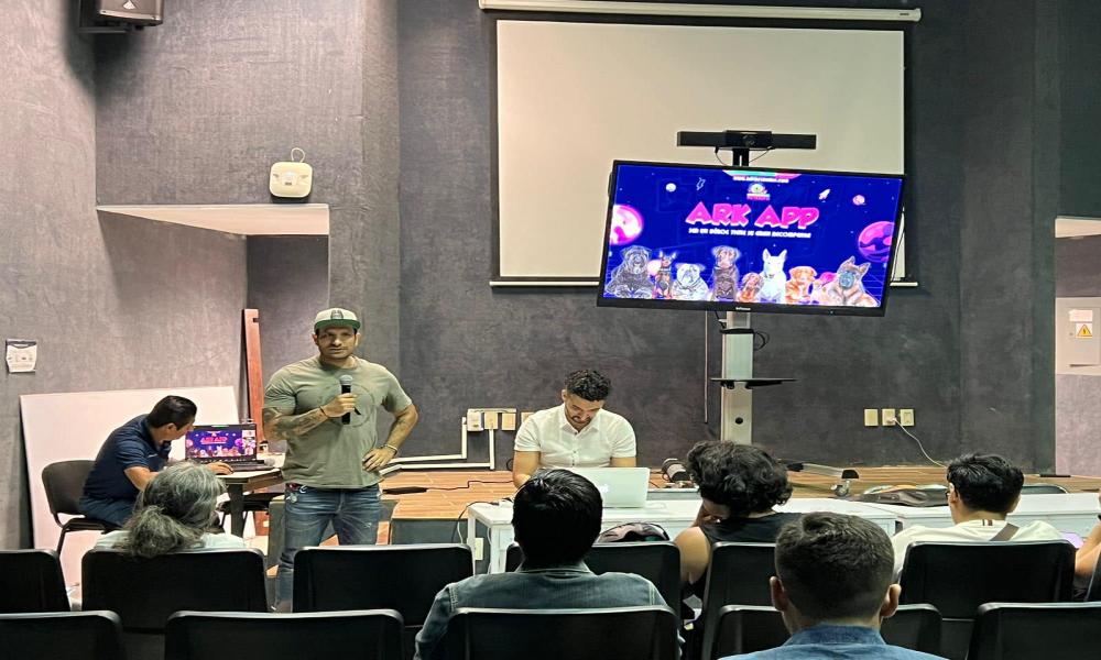 Reúnen a empresarios en tecnologías con estudiantes de carreras afines en el CUCosta