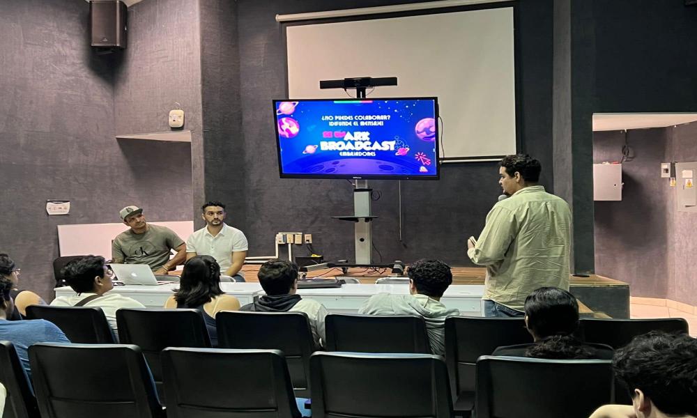 Reúnen a empresarios en tecnologías con estudiantes de carreras afines en el CUCosta