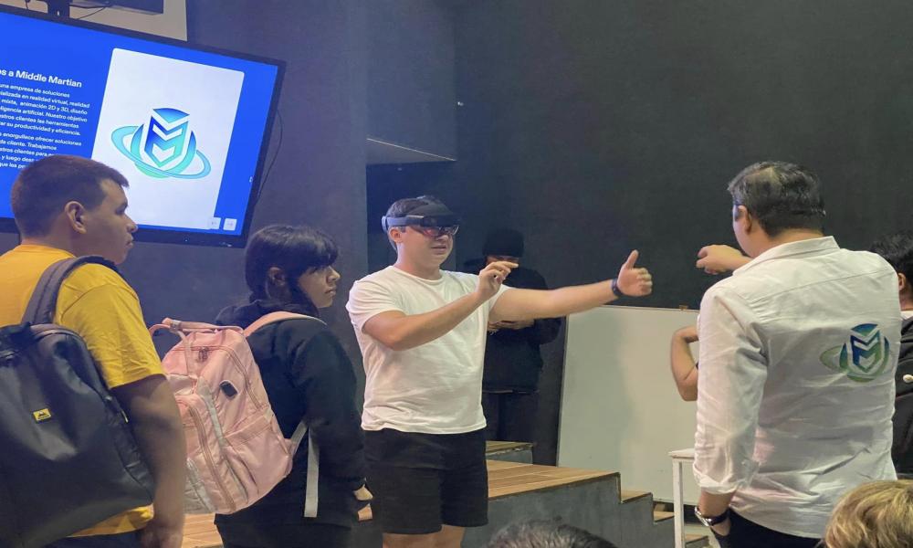 Reúnen a empresarios en tecnologías con estudiantes de carreras afines en el CUCosta