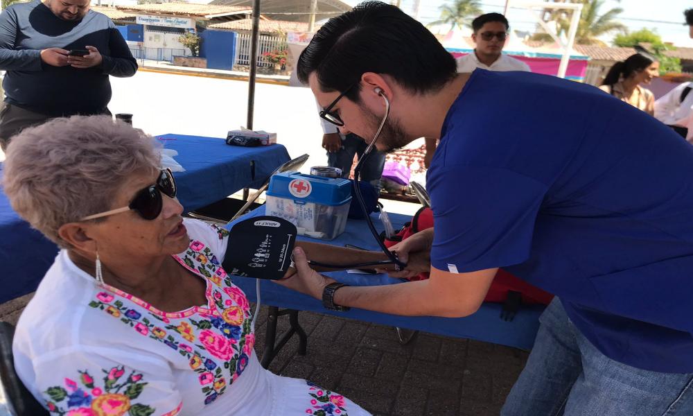 Atienden universitarios a habitantes de Ixtapa con “Tejidos Comunitarios”
