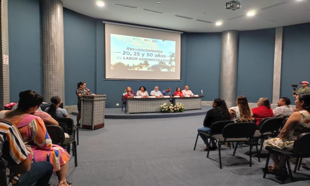 Distinguen con reconocimientos al personal administrativo con 20 y 25 años de servicio en CUCosta