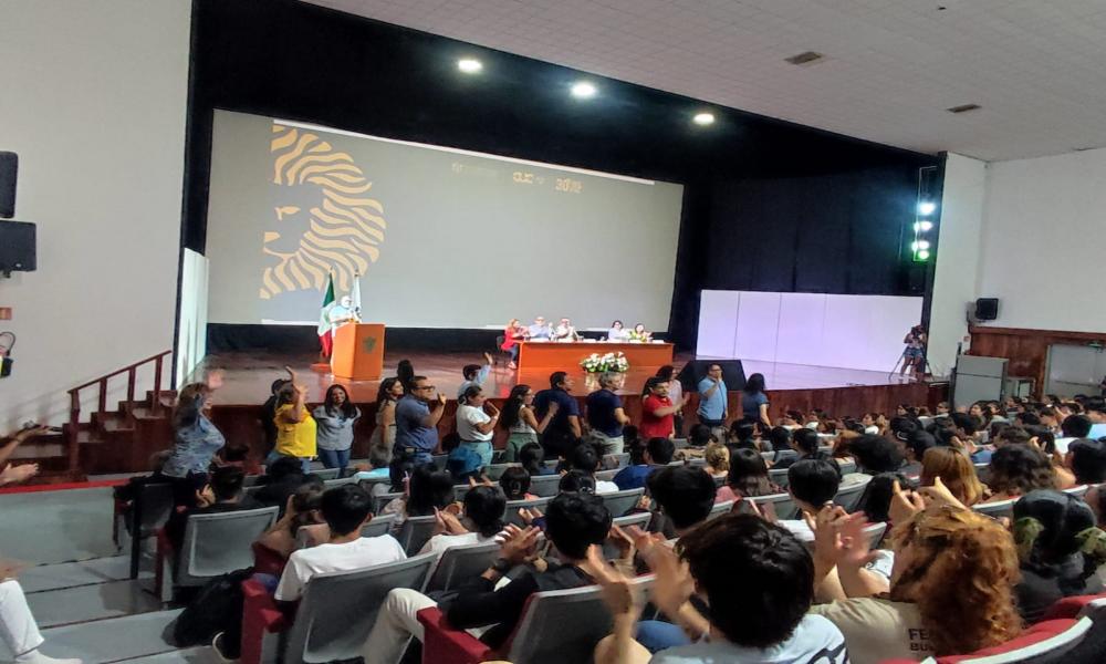 Autoridades universitarias dan la bienvenida a estudiantes de nuevo ingreso en el calendario escolar 2024B