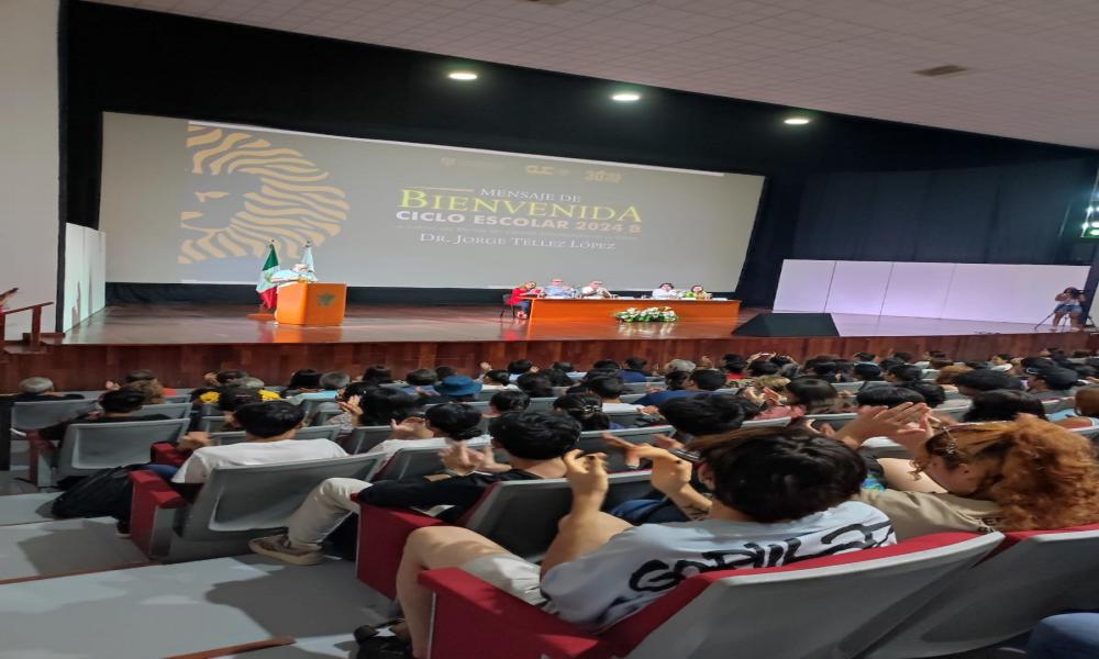 Autoridades universitarias dan la bienvenida a estudiantes de nuevo ingreso en el calendario escolar 2024B