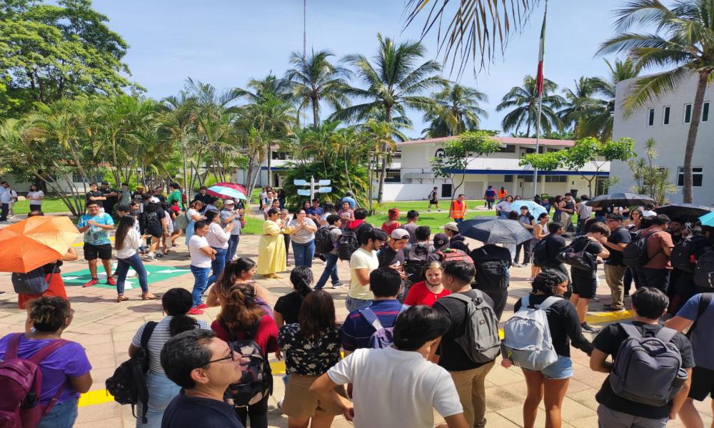 Activa participación de comunidad CUCosta en el simulacro